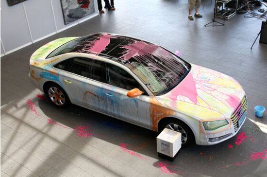艺术家现场涂鸦汽车