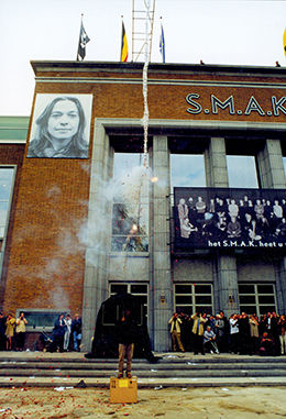 蔡国强《祝贺S.M.A.K。美术馆开馆展》，实现于比利时根特S.M.A.K。当代美术馆，1999年5月8日 (摄影/Dirk Pauwels S.M.A.K。当代美术馆供图)