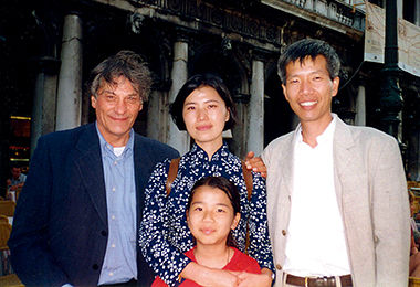 　杨·何特(左一)与蔡国强(右一)和妻子吴红虹(中)及女儿蔡文悠在意大利威尼斯，1999年 (蔡国强工作室供图)