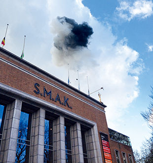 　蔡国强《给Jan做的云朵》，实现于比利时根特S.M.A.K当代美术馆前，2014年3月5日(摄影/Jan Hoet Jr。)