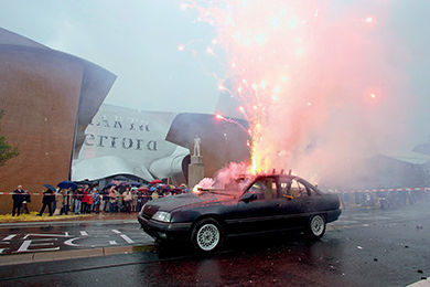 蔡国强《自动销毁》，实现于德国马尔塔赫尔福特美术馆前，2005年5月7日(马尔塔赫尔福特美术馆供图)