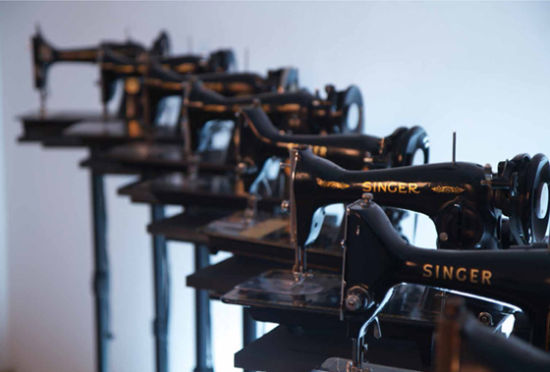 《缝纫机乐团》 马丁·梅西耶  2012年  装置