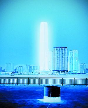 德国艺术家Carsten Nicolai将一系列灯光错落有致地投射在ICC外墙，让香港最高建筑晚间化作一座灯塔。