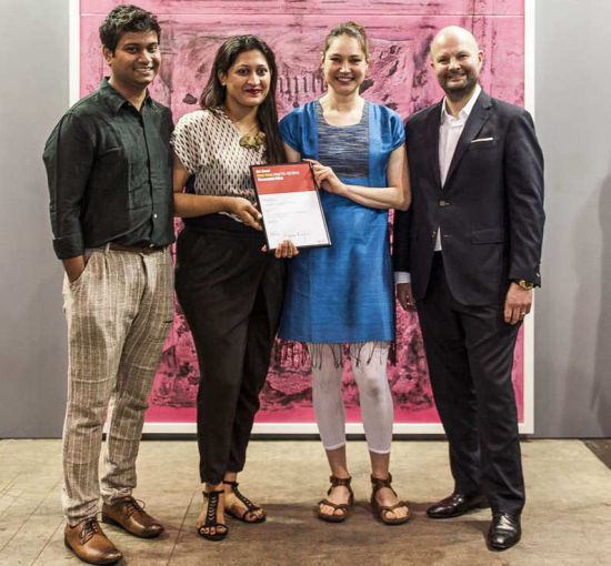 从左至右： Experimenter艺廊Prateek & Priyanka Raja；Nadia Kaabi-Link，获奖艺术家；巴塞尔艺术展亚洲总监Magnus Renfrew
