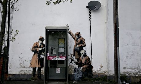 这个疑似班克斯所作的最新作品，显示了3位政府探员对一个公用电话亭进行监听。