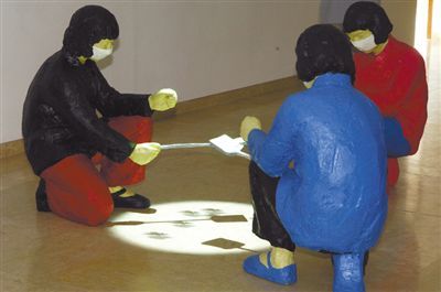2007年至2008年装置作品《冷战美学—拍打带病毒昆虫的人》。