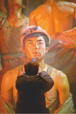 3月7日，一位观众在中国美术馆用手机拍摄广廷渤的油画《钢水·汗水》 。当日，“新境——中国当代艺术展”在北京中国美术馆开幕。新华社发 赵 冰 摄