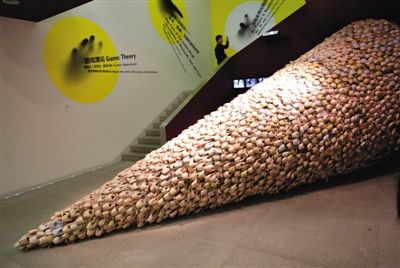 姜杰的作品《向前进 向前进》主体部分是从中央芭蕾舞团收集的1000多双旧舞鞋。新京报记者 秦斌 摄