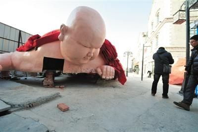 昨日，山东济南，19日网络热议的济南“上房裸佛”雕塑被拆除，涉事火锅店称“裸佛”是误传，其实是小顽童。