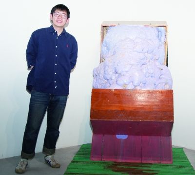 右图：谭天和雕塑作品《吐出来就好了》，他想表现当代社会的一种浮躁、对撞，但始终“吐不出来”的状态。