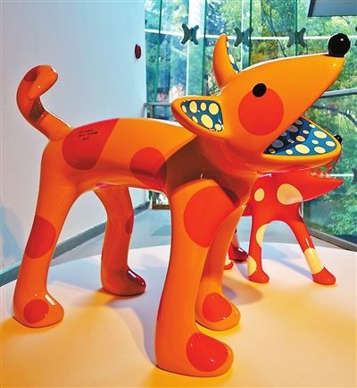 糖果色波点《小狗》系列雕塑，备受年轻人追捧。草间弥生给每只小狗都起了名字