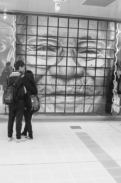 ▶台北101（世贸）站的《相遇时刻》，用翻牌装置不断变换各种图案。