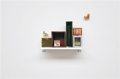 陈蔚 作品《一支难以忘怀的歌》用多种收藏品构成,带有自传性质的照片装置环绕在张晓刚作品周边。