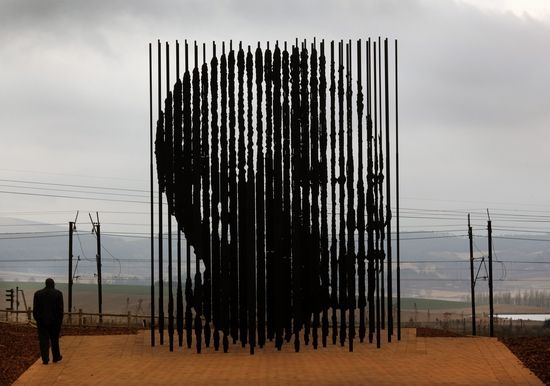 为纪念曼德拉入狱50周年而在他当年的被捕之地设置的纪念雕像