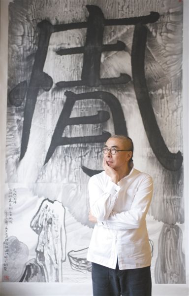 将“风”“情”两字融为一体（背景作品名为《谷氏简词－人的研究系列＃5风情》），是谷文达擅长的艺术创作方式。他一直将中国水墨的当代转换视为自己的责任。