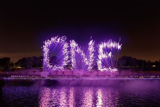 蔡国强近日在巴黎塞纳河畔所作的焰火艺术表演《一夜情》