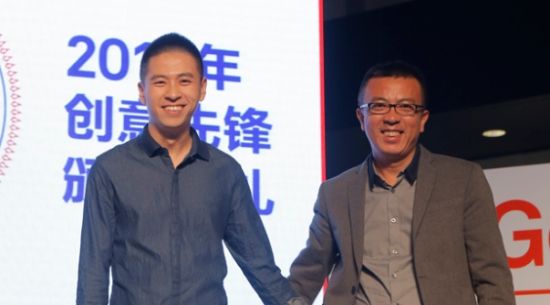 著名艺术家刘小东先生为创意先锋之艺术家仇晓飞颁奖