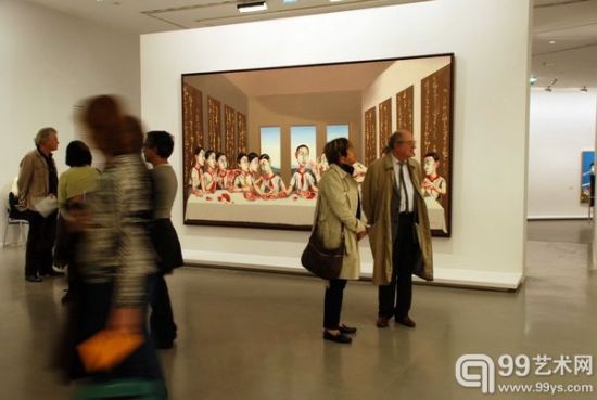 曾梵志（巴黎市立当代美术馆）大型回顾展现场 图中作品为刚刚在香港拍的1.8亿港元的《最后的晚餐》