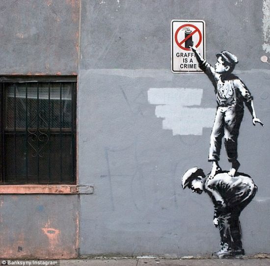 第一件作品出现在曼哈顿下东城附近的街道上，描绘的是两个戴着帽子的男孩，其中一人站在另一人的背上，伸手去拿喷漆罐，而喷漆罐所在的标志上写着“Graffiti Is A Crime(涂鸦是一种犯罪)”。