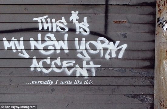 班克斯用白漆以及惯用字体涂写了文字“This is my New York accent(这是我的纽约腔)”，同时底下还用无衬线字体写道：“…normally I write like this(我通常这样写)”。