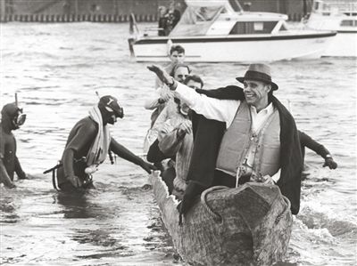 1973年，博伊斯乘独木舟渡过莱茵河，宣布回归艺术学院。 图 IC
