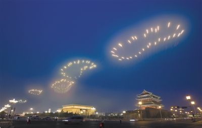 2008年8月8日第29届北京奥运会当晚，大脚印“走过”北京天安门广场上空。图为摄影师Hiro Ihara所摄《历史足迹：为2008年北京奥运开幕式作的焰火计划》。蔡国强工作室供图