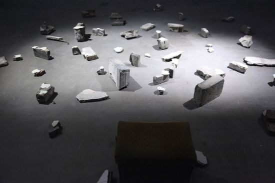 普拉贾克塔·波特尼斯作品《这儿曾是一个家》(来自上海石库门的现成物，墙纸，蕾丝，纸，木炭与声音)