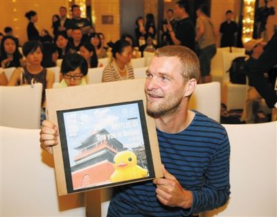 荷兰艺术家霍夫曼前日在京宣布将为北京定制一只高约10米的大黄鸭。新京报记者 王远征 摄
