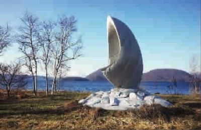雕塑与装置构成北海道洞爷湖边的一道美丽风景线，在自然中构筑艺术，让艺术点缀自然