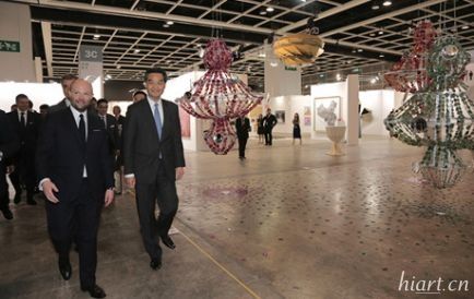 香港特别行政区行政长官梁振英（右）在香港巴塞尔艺术展总监Marc Spiegler（左）的陪同下观展