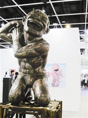 中国艺术家岳敏君的雕塑作品。