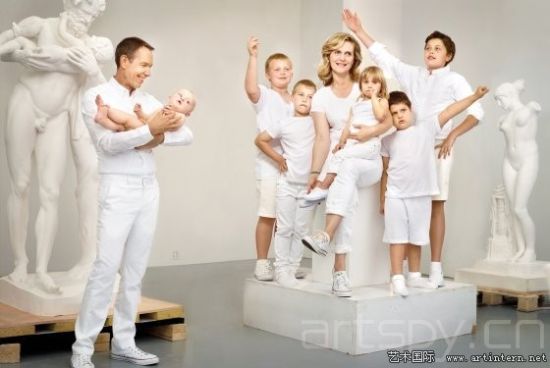 杰夫·昆斯(Jeff Koons)和妻子及他们的六个孩子