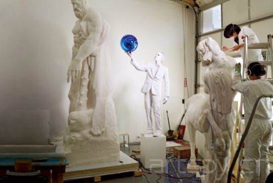 助理正在为杰夫·昆斯（Jeff Koons）制作他将要在David Zwirner画廊展出的雕塑。