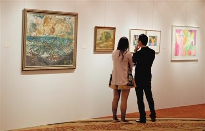 今年4月，香港佳士得春季拍卖品在上海半岛酒店内展出，观众正在欣赏二十世纪及当代艺术拍卖品。