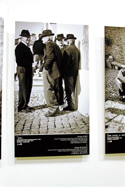 “城市化的问题”当代艺术展在广东美术馆举行，图为展出作品“人的墙”系列摄影之《一群男人》。 （主办方供图）