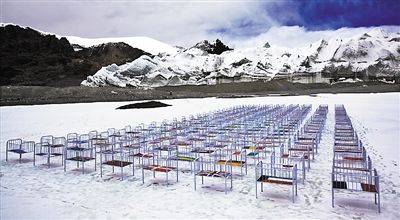 环保主题摄影作品《姜古迪如》将192张婴儿床摆放在长江源头姜古迪如冰川5400米海拔的高处。（主办方供图）