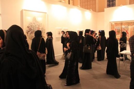 Art Dubai（迪拜艺术博览会，吸引许多当地女性参观者，有机会接触艺术的她们也是知识水平较高的族群）