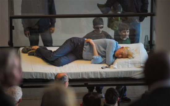 演员蒂尔达·斯文顿在纽约现代艺术博物馆上演行为艺术。