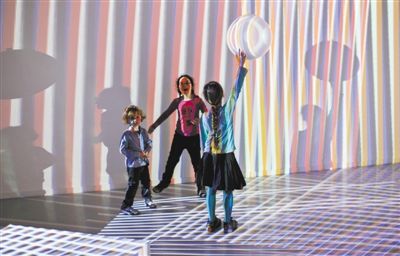 卡洛斯·克鲁兹-迭斯的作品《色彩干扰环境》，用色彩条与观众人影及半空中运动的球展开了一种对话。