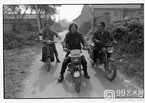 2004，宋庄摩托队，左起：张海涛、 老冯（冯国栋）、窦金军（摄影／沉波）
