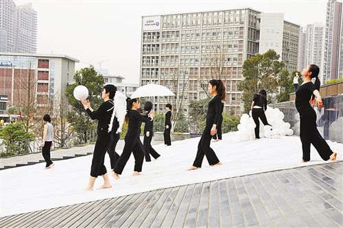 现代舞与行为艺术相结合的表演――《移动的树1》。(图片由张小涛提供)