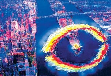 图片说明:蔡国强为纽约现代美术馆皇后馆开幕所作的《移动彩虹》，2002年6月29日晚于纽约的东河上实施，历时15秒钟。这是美国遭遇“911”后获准在纽约实施的第一次焰火活动。艺术家选择以彩虹为主题，象征“重生”和“希望”。蔡国强以中国四大发明中的火药作为创作媒介，为中国艺术创作走向世界走出了一条独特的道路。