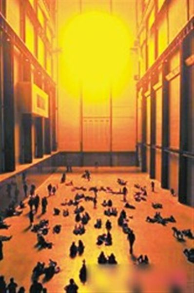 丹麦艺术家奥拉维尔·埃利亚松2003年在伦敦泰特现代美术馆设计展出的《天气计划》，堪称世界当代艺术史上的经典。这一作品由镜子、薄雾及200盏黄色的灯组成一轮硕大的太阳，高悬于半空中。