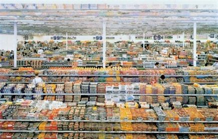 德国艺术家安德烈亚斯·古尔斯基摄于2001年的照片《99美分2》。这一作品从高处拍摄下层层叠叠的超市货柜，让人强烈地感觉到在丰富的货品面前，消费者是何等渺小。2007年，这件作品在伦敦拍得334.456万美元，成为当时最贵的照片。 （本版图片均为资料照片）