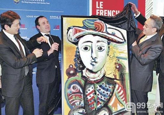 2012年“法国五月”艺术节发布会上展示毕加索画作《坐着的女孩》