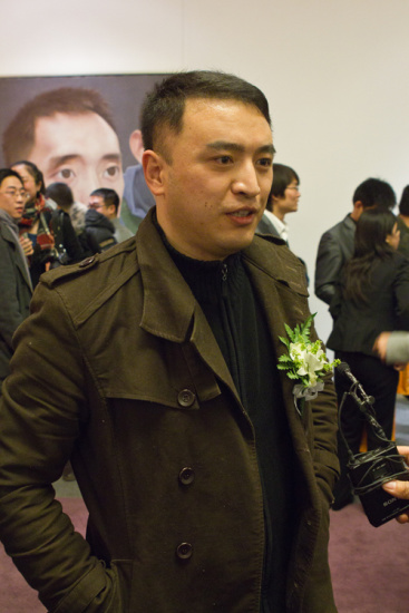 开幕式暨颁奖典礼结束后，获得本次展览金奖的艺术家张宏接受媒体采访