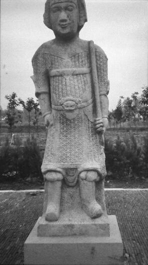 ■被盗的武将石像。