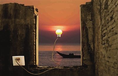 ■ 如今，博物馆需要面对的参观群体不再是“精英分子”，而是普罗大众。这一部分人有些并不了解参观的环境需求，参观素养不高。但他们愿意走进来看，已经是成功的第一步了。就像一片灯光照向大自然那样从老建筑中终将焕发崭新的未来，总有一天，博物馆参观将成为老百姓最喜爱的文化活动 　梁晶 摄