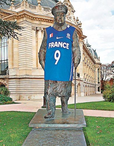  丘吉尔雕像的创作者指出，Nike未经他同意，就将雕像用作商业用途，“玷污”了雕像。