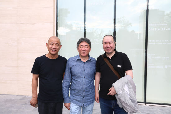 艺术家方力钧、谭平与鲁迅美术学院美术馆馆长王易罡